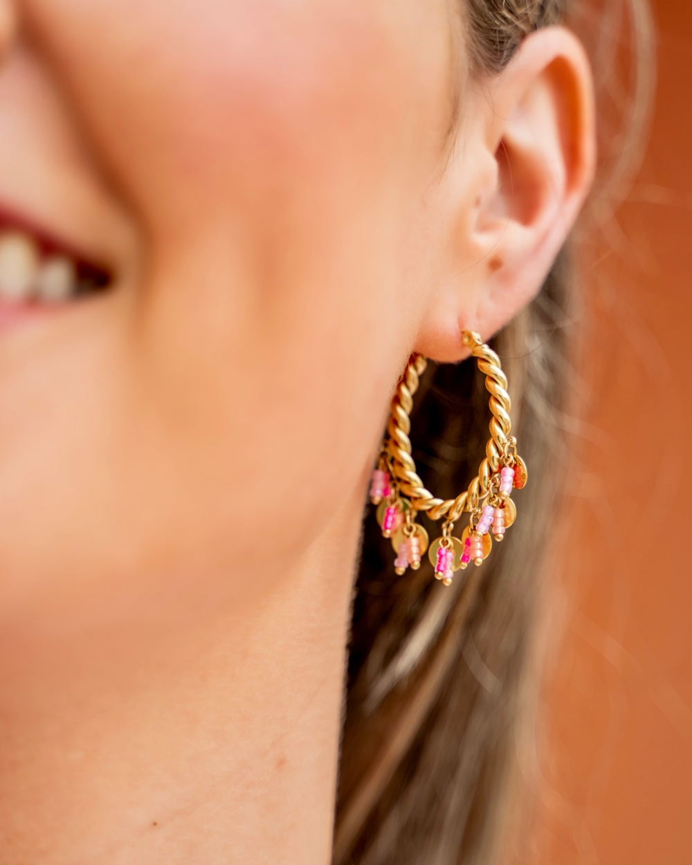 GEDRAAIDE OORSTEKERS MET BEDELS GOUD/ROZE
