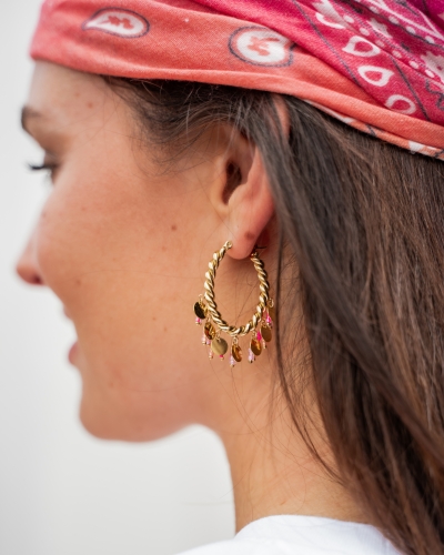 GEDRAAIDE OORSTEKERS MET BEDELS GOUD/ROZE