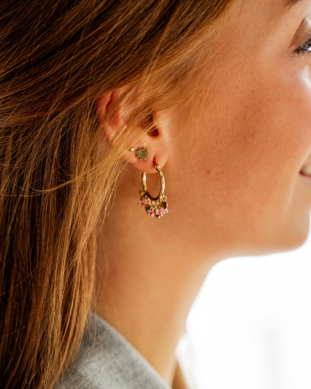 OORBELLEN MET BEDELS GOUD/ROZE