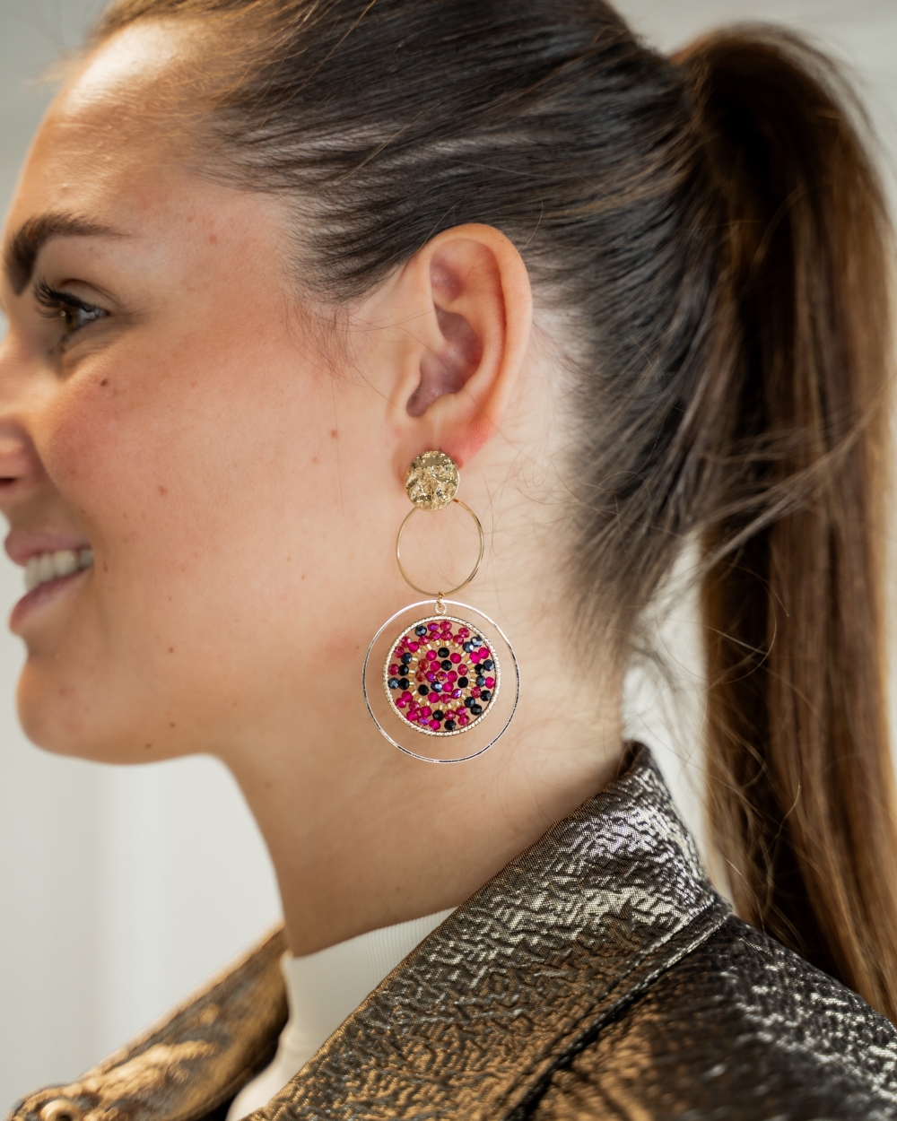 OORSTEKER HANGEND KRAALTJES ROZE