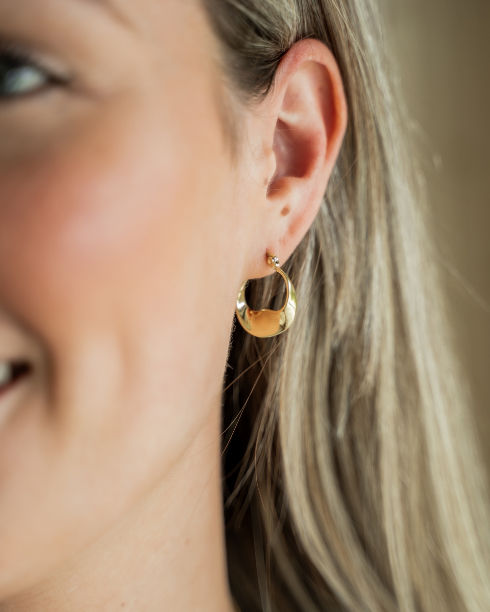 WAVED HOOPS OORBELLEN GOUD