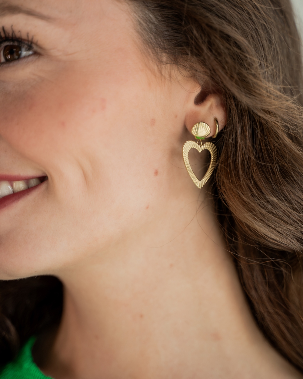 SCHELP EN HART OORBELLEN GOUD