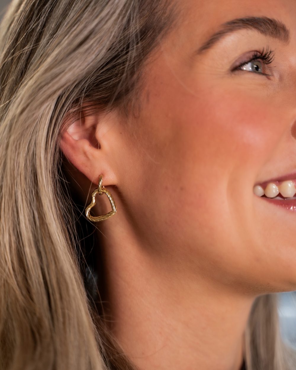 OORRINGEN MET HARTJE STUCTUUR GOUD