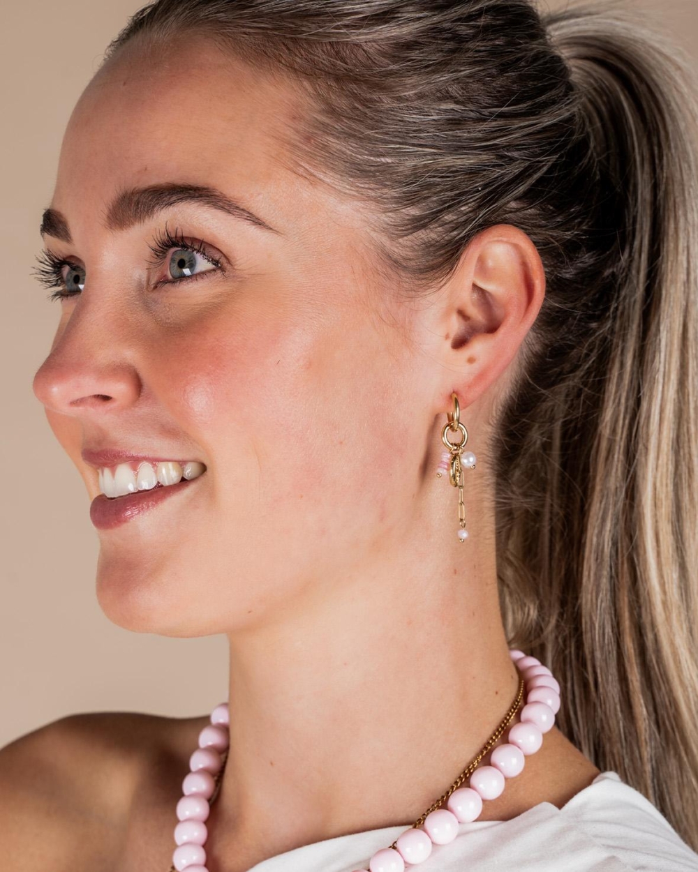 OORBELLEN SCHELPEN EN KRALEN GOUD/ROZE