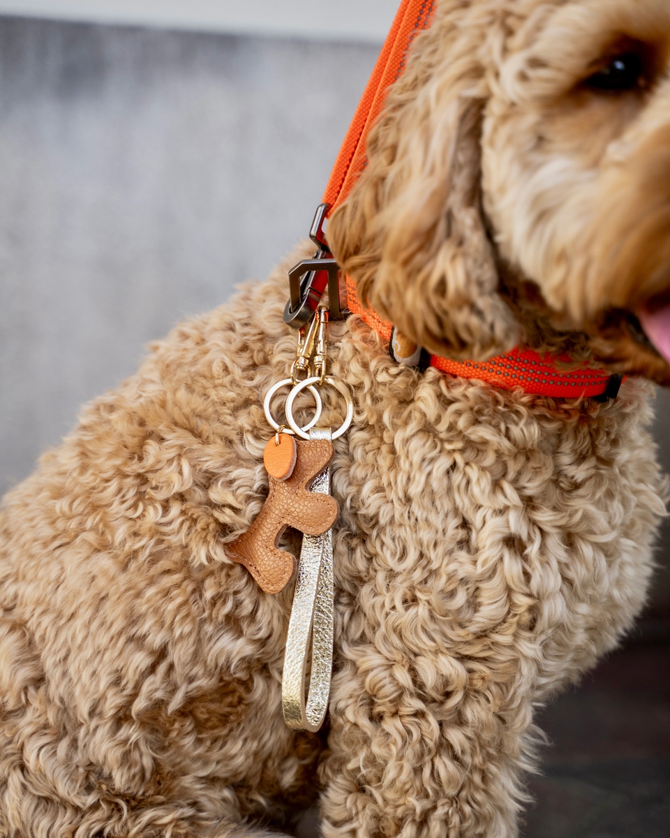 SLEUTELHANGER DOG COGNAC/ORANJE