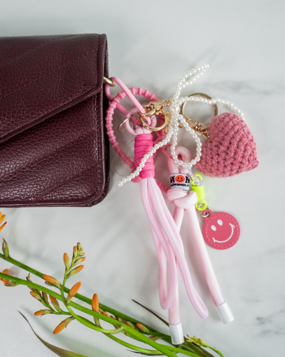 TELEFOONKOORD EN BAGCHARM ROZE